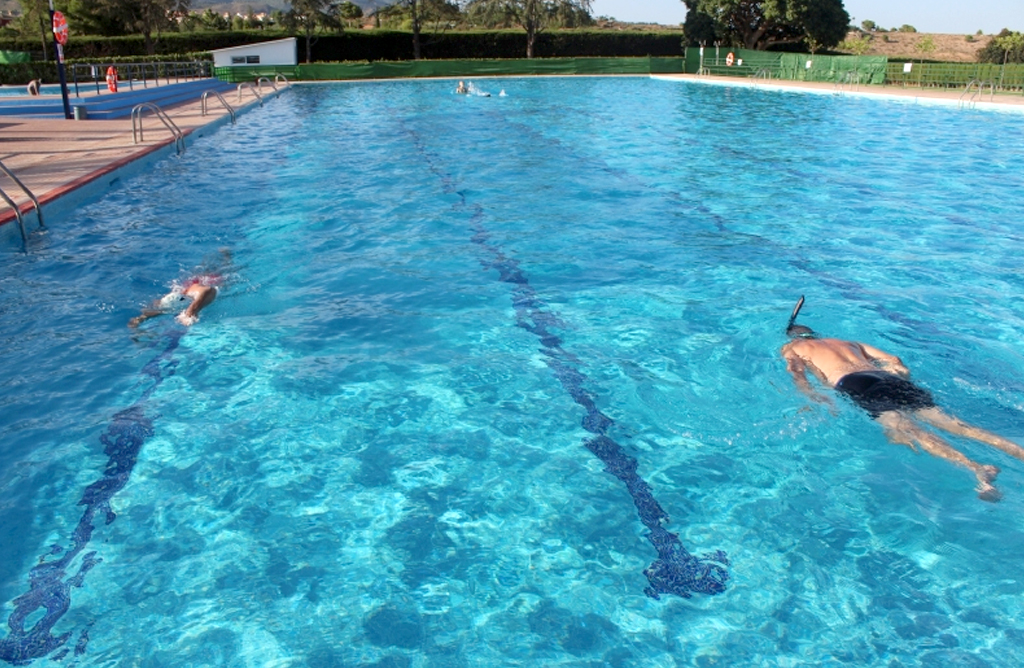 Las piscinas públicas municipales baten récords de afluencia este verano